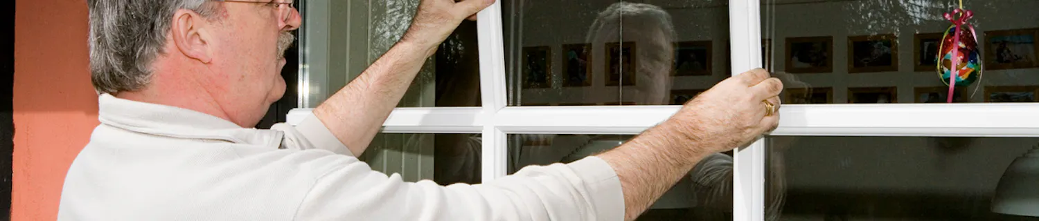 Med riktig teip kan du løse de fleste spesialoppgaver, for eksempel feste sprosser på en stor rute. Med riktig teip kan du løse de fleste spesialoppgaver, for eksempel feste sprosser på en stor rute.